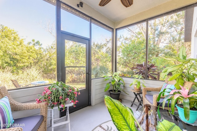 sunroom with ceiling fan