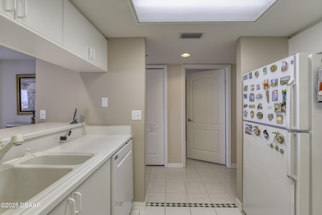 washroom featuring light tile patterned floors, a sink, visible vents, baseboards, and recessed lighting