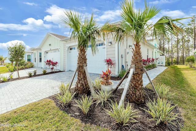 view of front facade featuring a garage and a front lawn