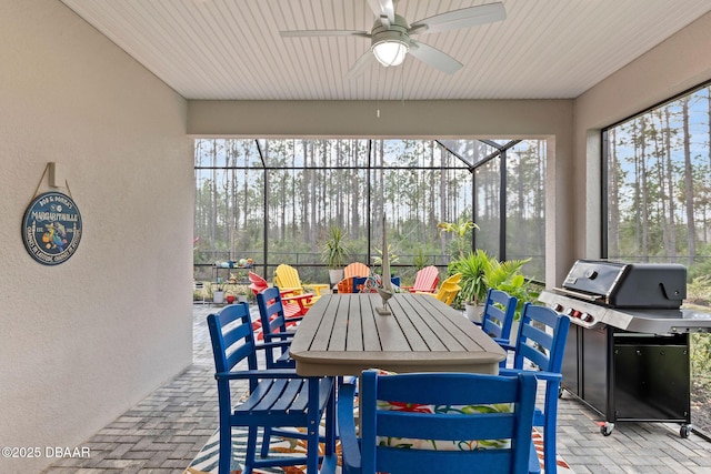 sunroom featuring ceiling fan