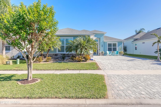 view of front of property with a front lawn