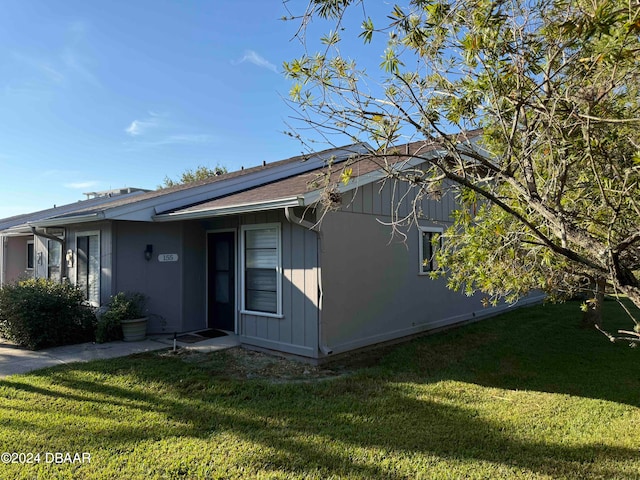 view of front of home featuring a front yard