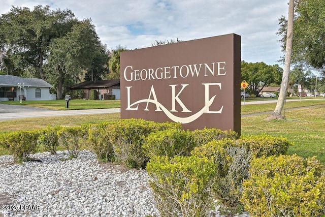 community sign with a yard