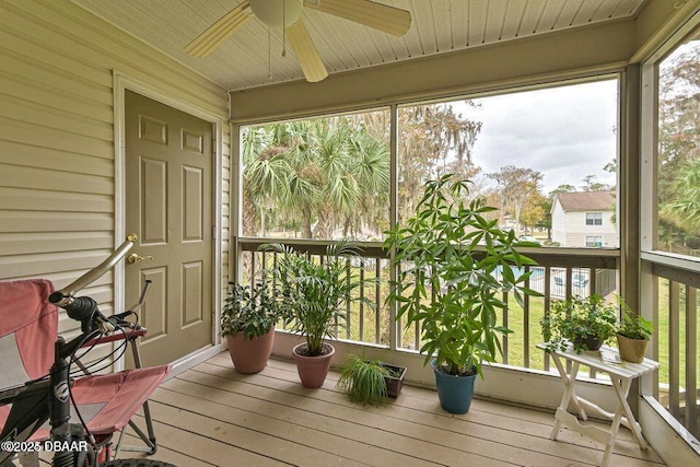 sunroom / solarium featuring a ceiling fan