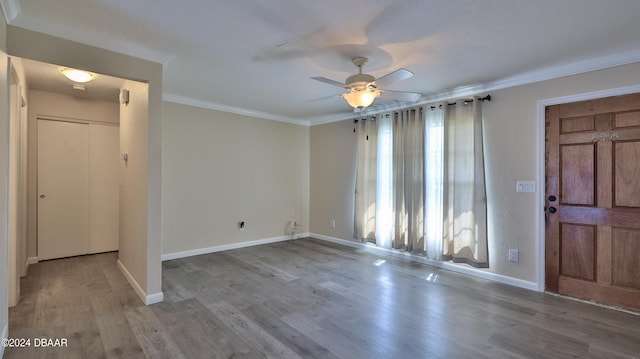 entryway featuring hardwood / wood-style floors, ceiling fan, and crown molding