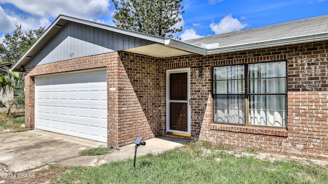 view of front facade featuring a garage