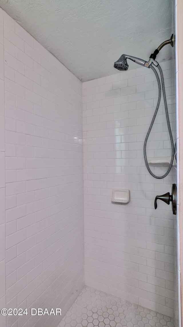 bathroom featuring a tile shower