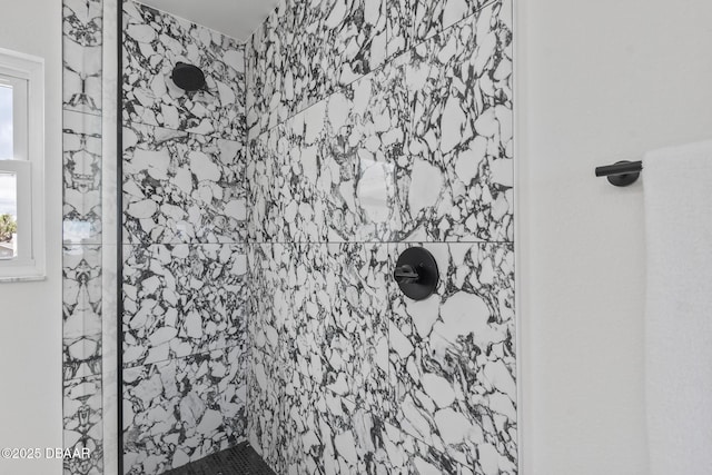 bathroom featuring a tile shower