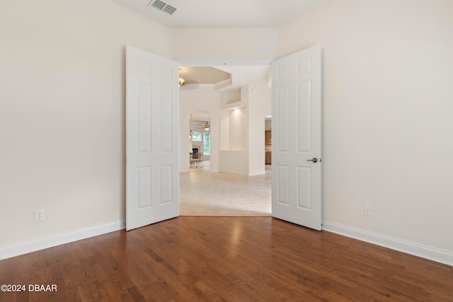 unfurnished room featuring dark hardwood / wood-style flooring and ceiling fan