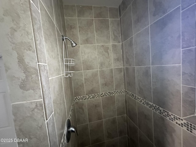 bathroom featuring a tile shower