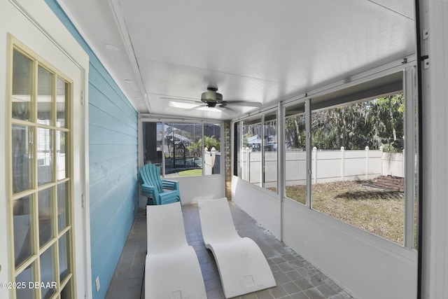 sunroom with ceiling fan