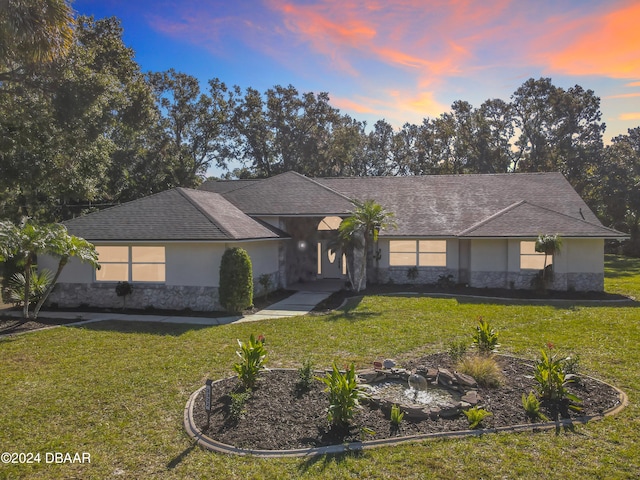 single story home featuring a yard