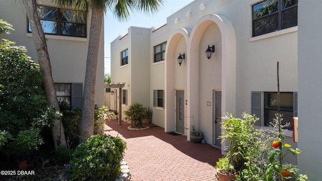 view of exterior entry with stucco siding