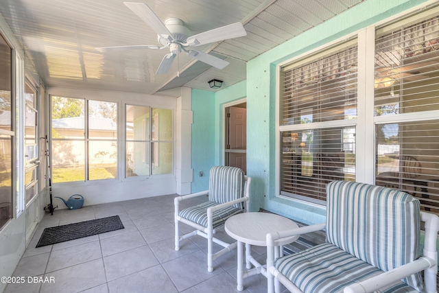 sunroom with ceiling fan