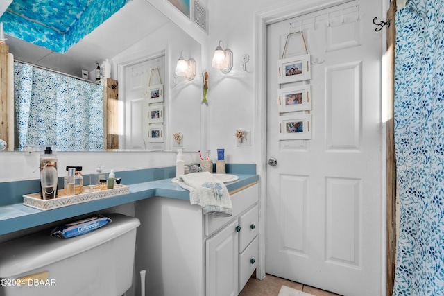 bathroom with a shower with shower curtain, vanity, and toilet