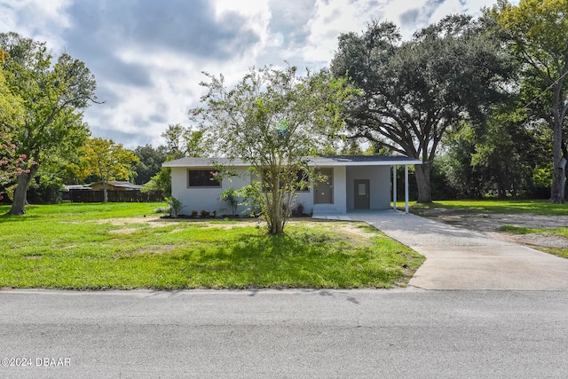 view of front of home featuring a front yard and a carport