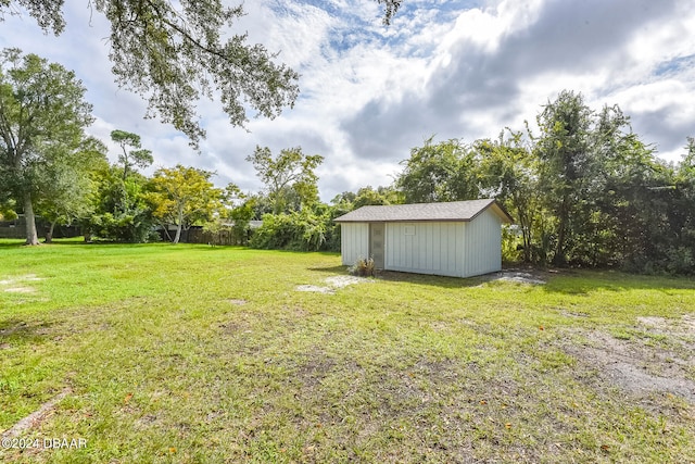 view of yard with a shed