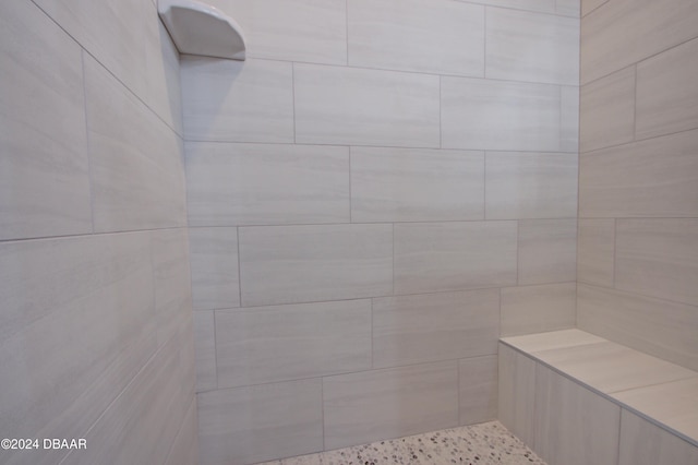 bathroom featuring a tile shower