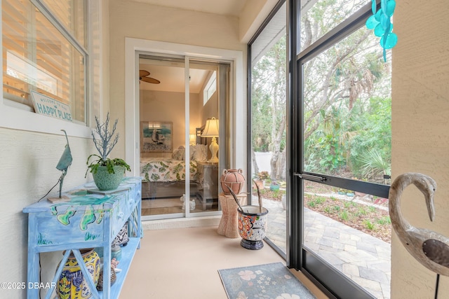 sunroom with ceiling fan