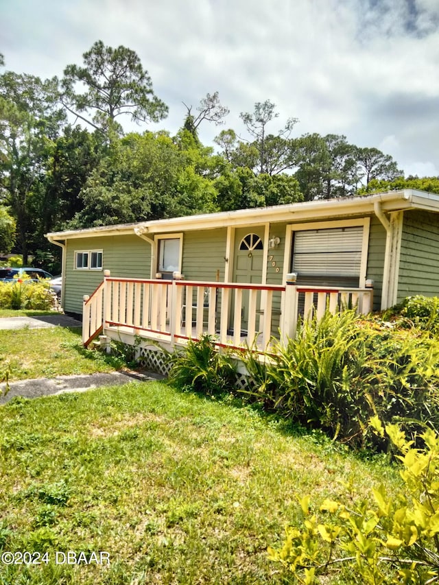 view of front of house with a front lawn