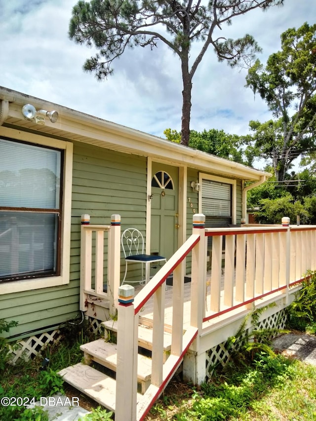 property entrance featuring a deck