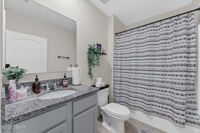 bathroom featuring a shower with shower curtain, vanity, and toilet