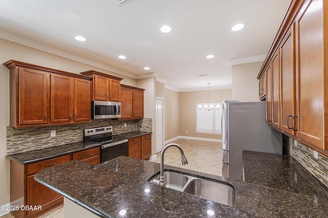 kitchen with a sink, brown cabinetry, stainless steel appliances, baseboards, and ornamental molding