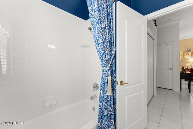 1316 Asher Ct, Ormond Beach, FL 32174 - bathroom featuring tile patterned floors, shower / tub combo, and crown molding