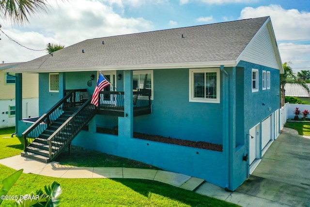 view of front of house featuring a garage, a porch, and a front yard