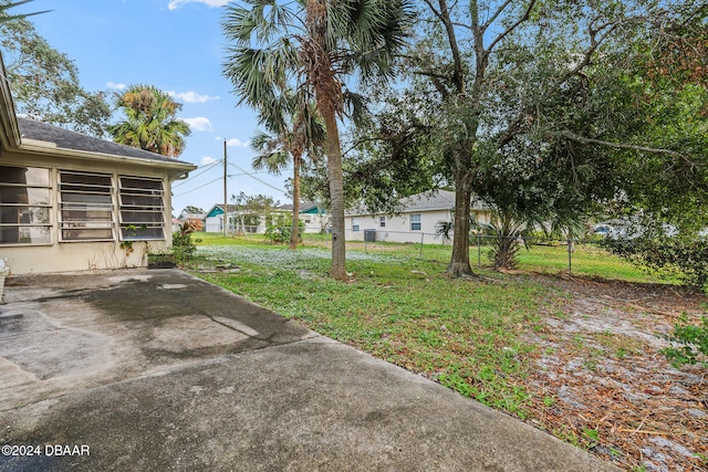 view of yard featuring a patio area