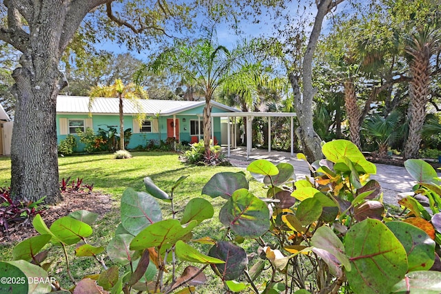 view of yard featuring a carport