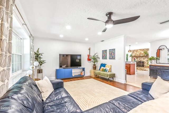 887 Sugar House Ct, Port Orange, FL 32129 - living room featuring a ceiling fan, light wood-style flooring, recessed lighting, and a textured ceiling