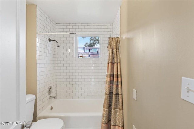 bathroom featuring toilet and shower / tub combo