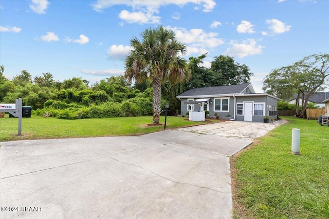 single story home featuring a front yard