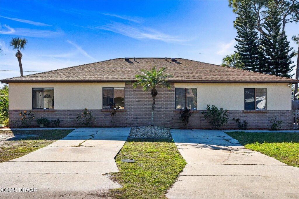 ranch-style house with a front lawn