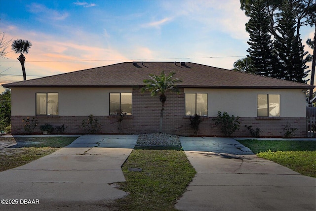 view of front of property featuring a yard