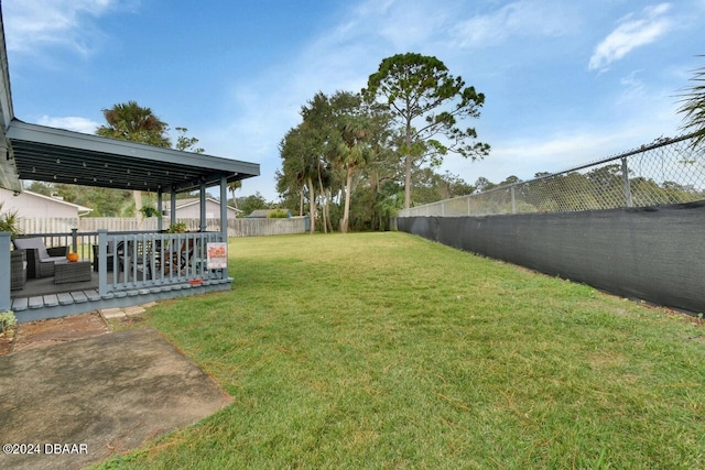 view of yard with outdoor lounge area