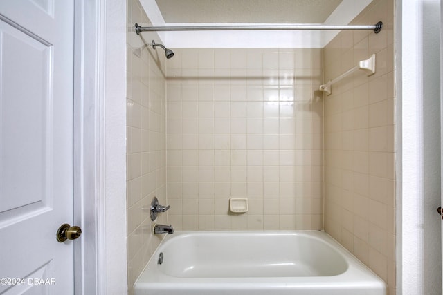 bathroom with tiled shower / bath