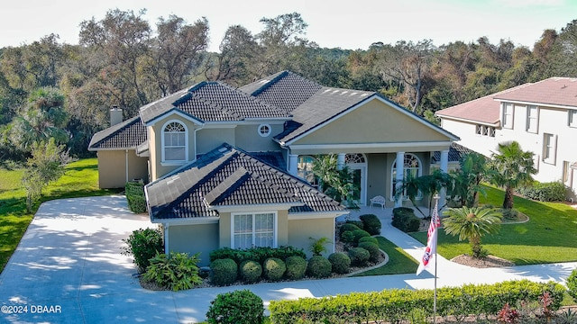 view of front of property featuring a front lawn