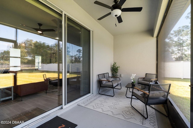 sunroom with ceiling fan