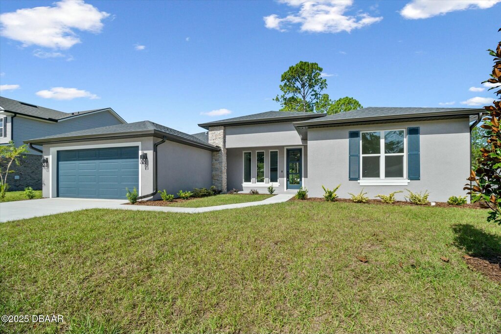 6 Sligo Mill Ct, Palm Coast, FL 32164 - prairie-style house featuring stucco siding, driveway, a front lawn, and a garage