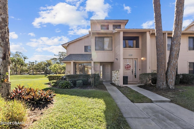 view of front of house featuring a front yard