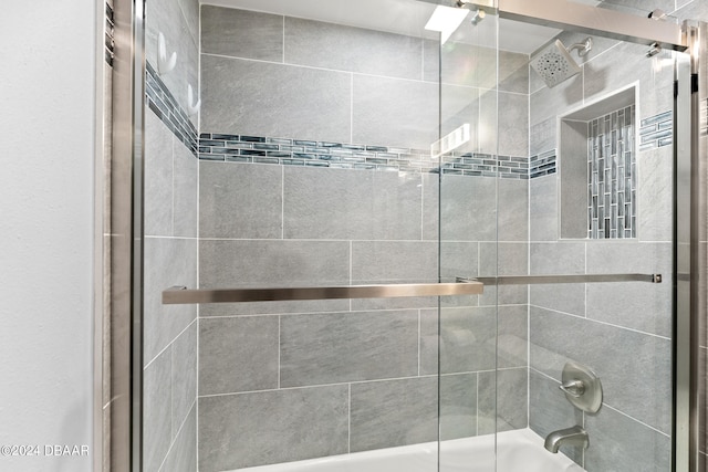 bathroom with combined bath / shower with glass door