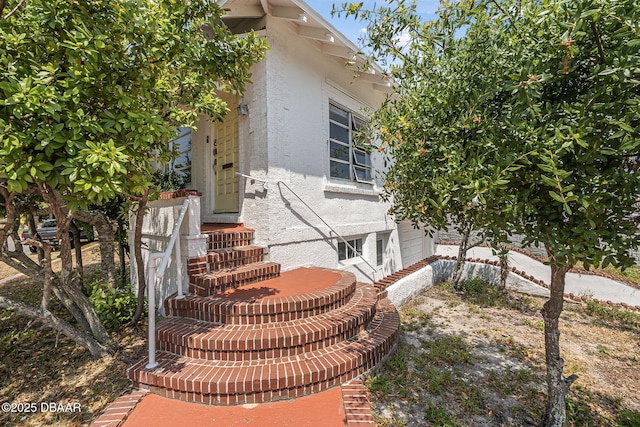 401 N Oleander Ave, Daytona Beach, FL 32118 - view of side of property featuring stucco siding