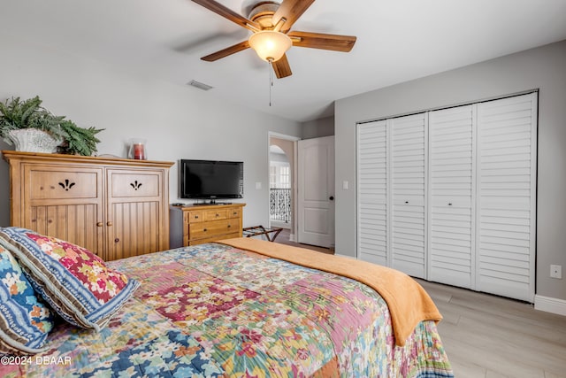 bedroom featuring a closet, light hardwood / wood-style floors, and ceiling fan