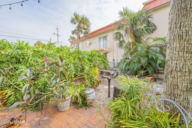 view of yard with a balcony