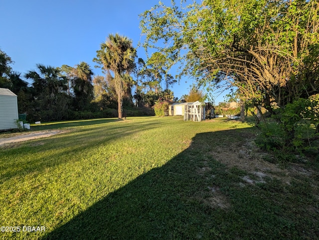 view of yard with an outbuilding