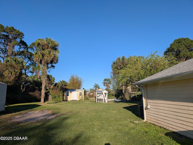 view of yard featuring an outbuilding
