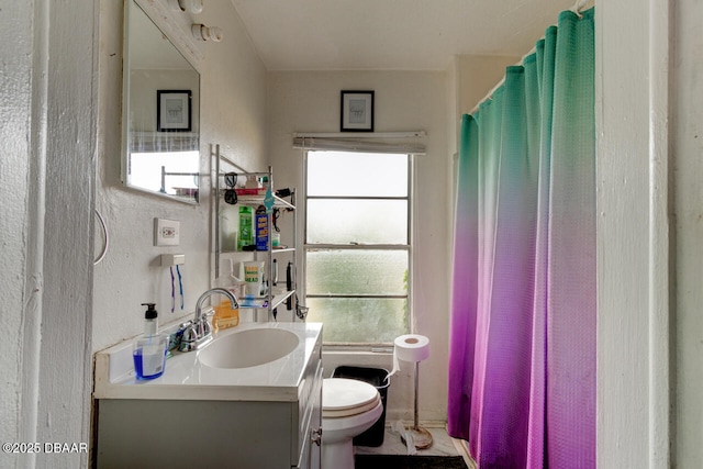 326 Jefferson St, Daytona Beach, FL 32114 - bathroom with toilet, vanity, a textured wall, and a shower with shower curtain