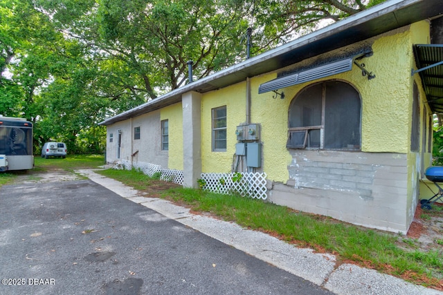 326 Jefferson St, Daytona Beach, FL 32114 - view of side of property with stucco siding